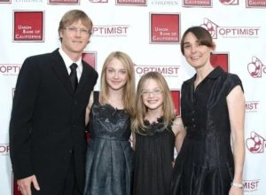Dakota Fanning with her parents and sister
