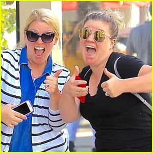 Kelly Clarkson with her sister