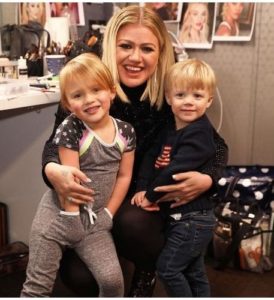 Kelly Clarkson with her kids