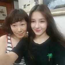 Nancy (Momoland) with her mother