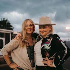 Elle King with her mother