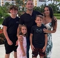 Frankie Edgar with his wife & children