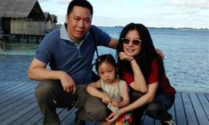 Zhao Wei with her husband & daughter