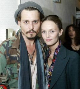 Johnny Depp yhdessä Lori Vanessa Paradisin kanssa