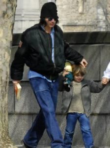  Johnny Depp poikansa kanssa
