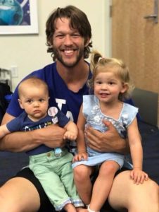 Clayton Kershaw met haar kinderen