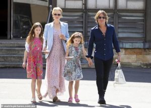 Nicole Kidman com as filhas do marido