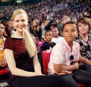 Nicole Kidman con su hijo