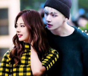 Kim Taehyung (V) with his girlfriend