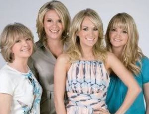 Carrie Underwood with her mother & sisters