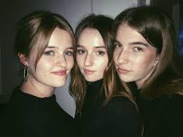 Kaitlyn Dever with her sisters