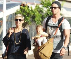Tristan Hemsworth with his parents