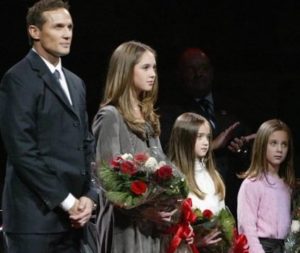 Steve Yzerman with his daughters