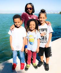 Reginae Carter with her brothers