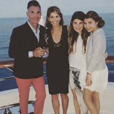 Olivia Jade Giannulli with her parents & sister