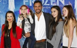 Mauricio Umansky with his wife & daughter
