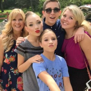 Maddie Ziegler with his family