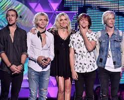 Ross Lynch with his brothers & sister