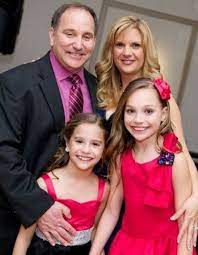 Maddie Ziegler with his parents & sister