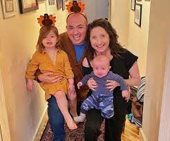 Brian Stelter with his wife Jamie & kids