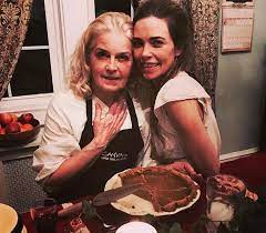 Amelia Heinle with her mother