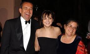 Rachael Leigh Cook with her parents