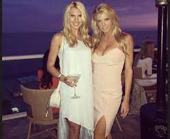 Charlotte McKinney with her sister